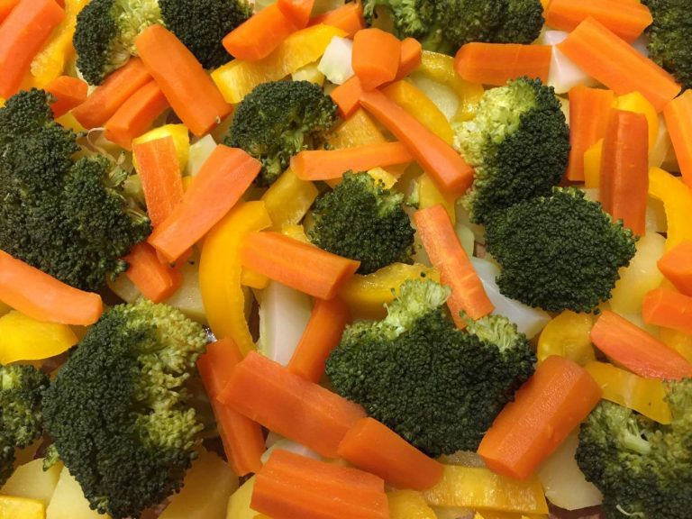 Möhren, Broccoli, Paprika und Kartoffeln in Auflaufform.