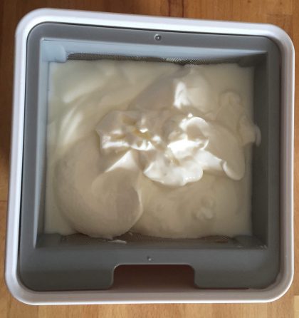 Frischkäsebereiter befüllt mit Joghurt