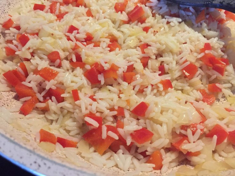 rote Paprika, Zwiebel und Knobi und Reis in Pfanne (1)