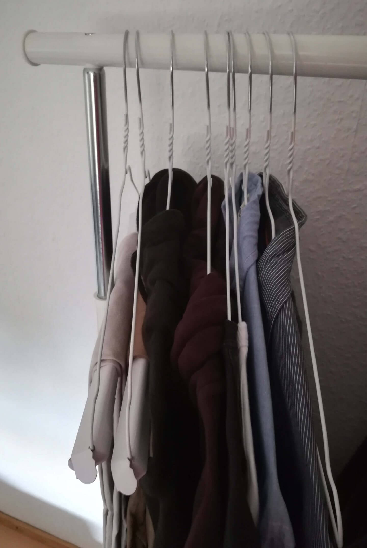 Kleiderbügel an Kleiderstange 