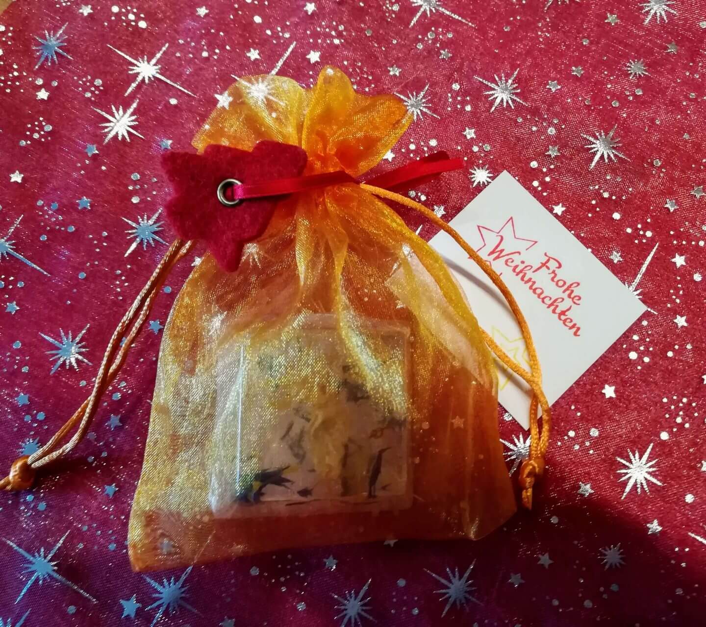 Blüten-Seife verpackt als Weihnachtsgeschenk