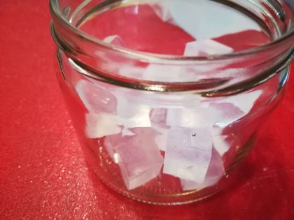 Glycerin-Seife in Würfel geschnitten in Glas Glycerin-Seife in Würfel geschnitten in Glas