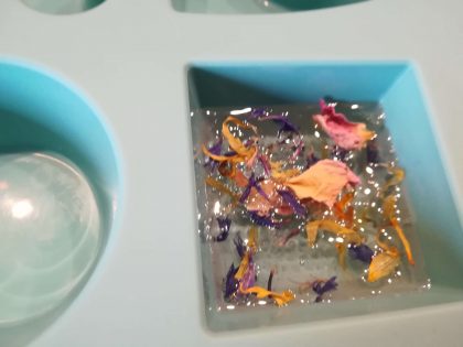 Glycerin Seife und Blüten in Schichten einfüllen Glycerin Seife und Blüten in Schichten einfüllen