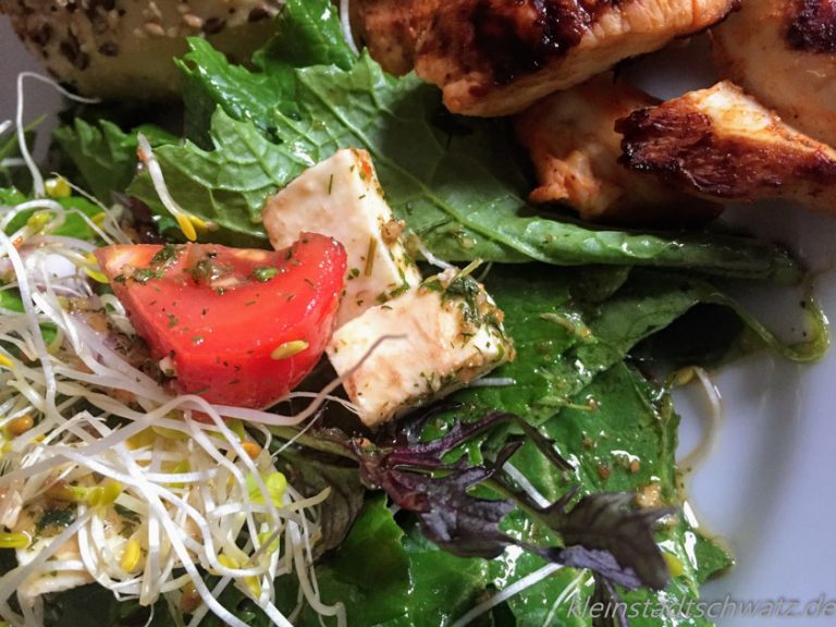 Salat mit Sprossen und Hähnchenfilet Salat mit Sprossen und Hähnchenfilet