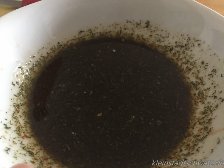 Salatsauce mit Olivenöl und Balsamico Salatsauce mit Olivenöl und Balsamico