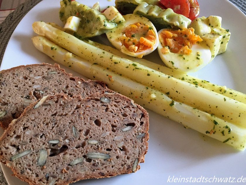 Biovegan Fitness Brot zu Spargel und Salat